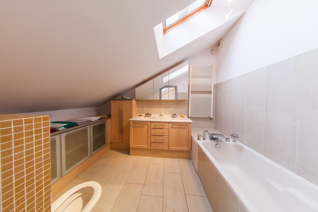 Mansard Apartment Antonovicha 4 Kyiv Exterior photo